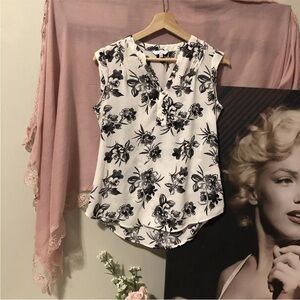 Candie's Sleeveless V-Neck Blouse~white with black floral pattern~ Polyester~xs
